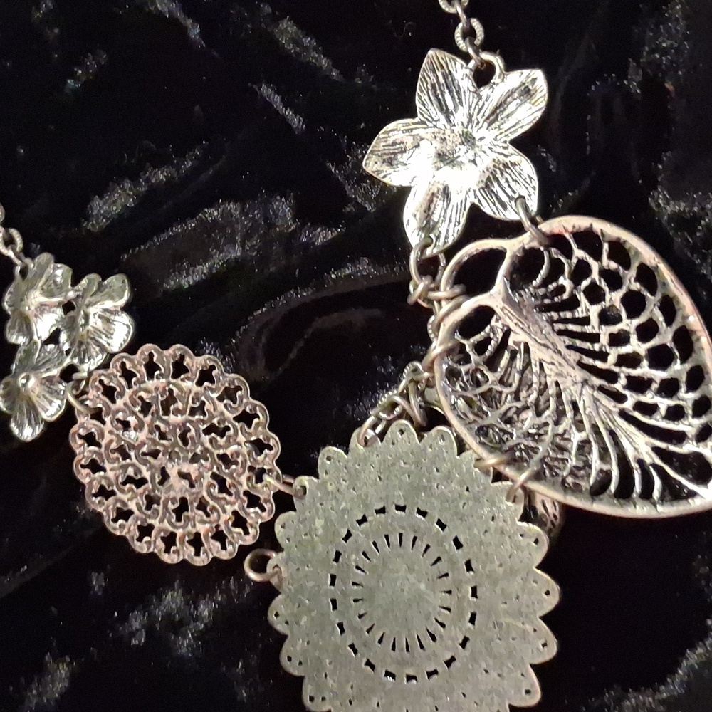 Premier Designs Silver Floral Charm Necklace - Picture 8 of 8